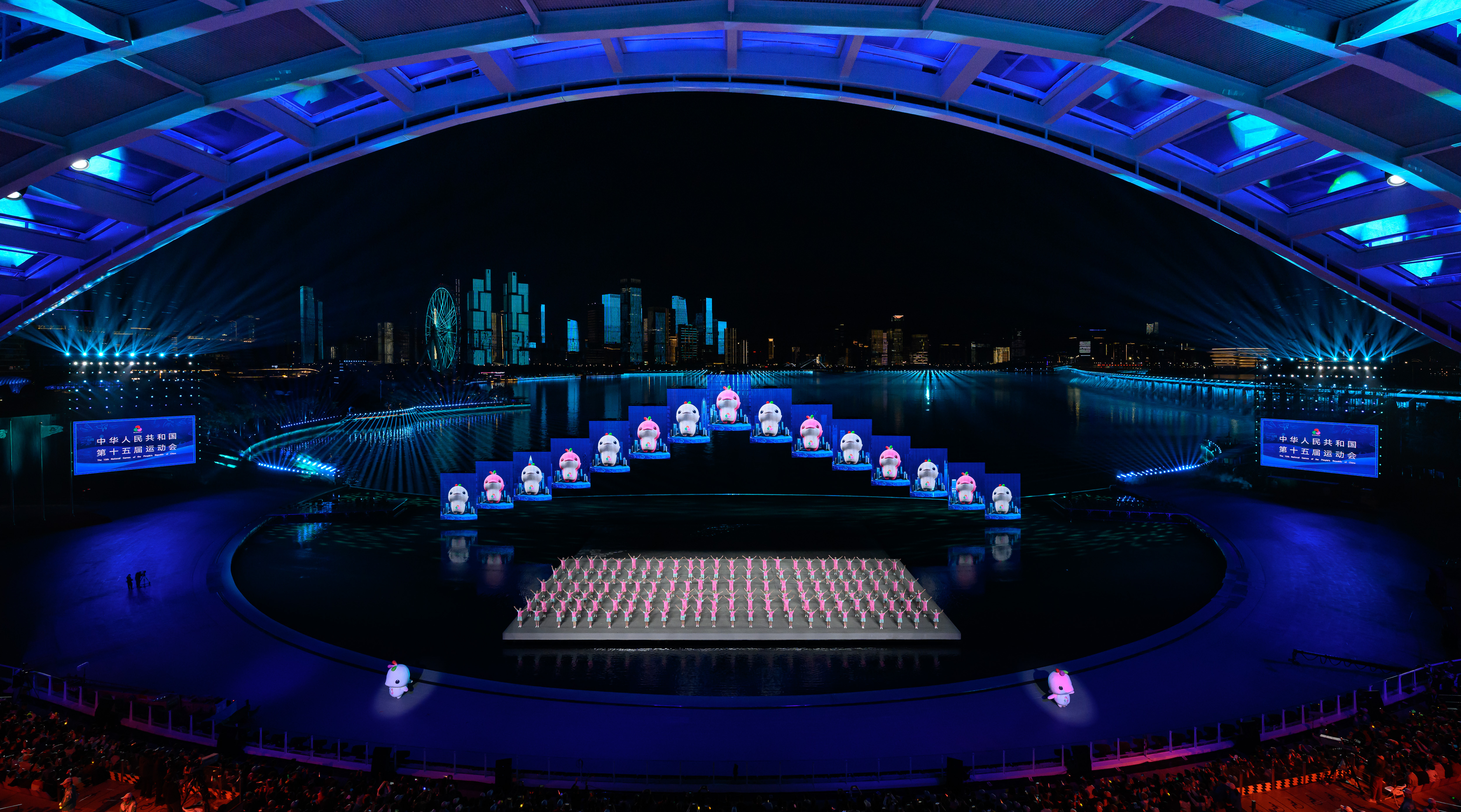 ↑ 演员在闭幕式现场表演。 新华社记者 陈益宸 摄